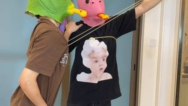 快叫你朋友来看火中取栗挑战#哈哈哈哈哈哈我要笑死了 #男人之间的快乐 #搞笑 #整活 #管不饿