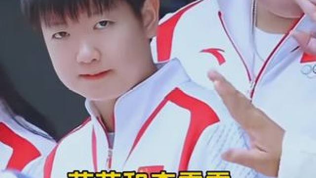 举重队太喜欢莎宝了，莎宝和他们合影开心极了，莎宝婵宝合影让粉丝疯狂，他们都是一家人。#同行的人 #我