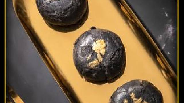 这方法养鸭是真不错啊… #黑金酥  #蛋黄酥  #咸蛋黄  #雪媚娘