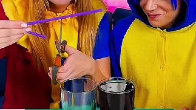 姐姐喝饮料玩套路，妹妹一招便机智化解！ #看一遍笑一遍 #老外真会玩 #这操作都看傻了 #老外都在沉