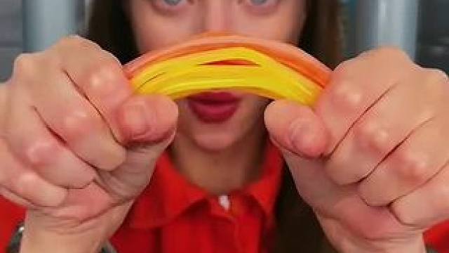 把荧光棒液体倒进锁芯，这操作简直太厉害了！ #看一遍笑一遍 #老外真会玩 #这操作都看傻了 #哈哈哈