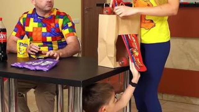 这袋子简直太能装了，男子直接看蒙圈了！ #看一遍笑一遍 #老外真会玩 #这操作都看傻了 #老外都在沉