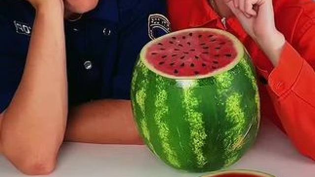 用假西瓜籽以假乱真，保安醒后直接蒙圈了！ #看一遍笑一遍 #这操作都看傻了 #哈哈哈哈娱乐一下 #哈