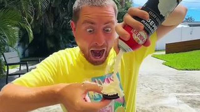 男子抢夺媳妇的饼干吃，最后让人太解气了！ #看一遍笑一遍 #老外真会玩 #这操作都看傻了 #在玩一种