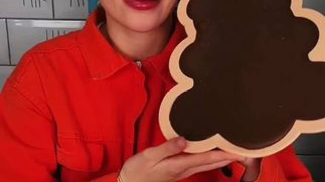 把巧克力做成小熊形状，这手法简直太牛了！ #哈哈哈哈娱乐一下 #老外真会玩 #哈哈哈皮一下 #老外都