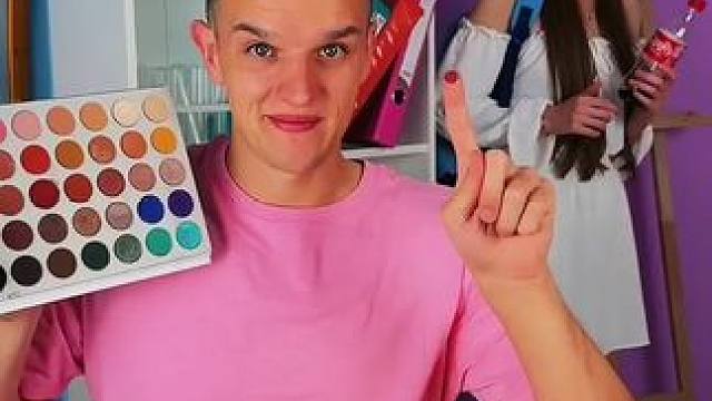 男子戏耍女友反被套路，结局真是万万想不到！ #看一遍笑一遍 #意想不到的结局 #老外真会玩 #万万没