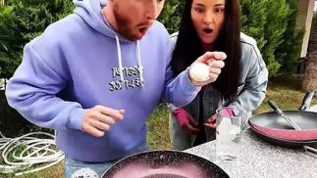 鸡蛋的奇葩做法，夫妻俩玩的花样可真多！ #看一遍笑一遍 #老外都在沉迷麻辣棒棒 #这操作都看傻了 #