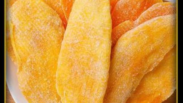 芒果干都是用坏芒果打浆制作的？看完视频也许你就知道了#芒果干 #零食推荐 #三只松鼠 #制作过程 #