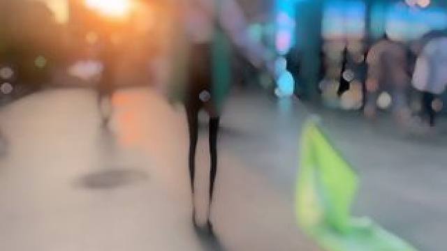 #路人视角 #初音未来cos #一种很新的cosplay #初音未来小浣熊 #走路带风的女子