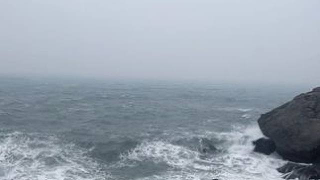 看海的人真的在看海吗.
#威海 #氛围感 #看海