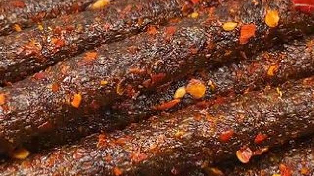 一口下去麻麻辣辣的嚼劲十足，满嘴爆汁，是真的过瘾#好吃到停不下来 #无辣不欢 #辣条