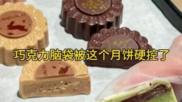 男人不做任何防护措施，直接抱着绳子跳进了大海，居然是为了捕捞一种珍贵的东西。#金枪鱼 #金枪鱼罐头