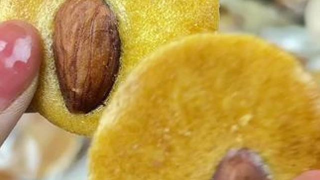 这个巴旦木脆片，是用红枣和山药粉烘焙而成的，每一片都含一颗巴旦木坚果，而且是独立包装，吃一口嘎嘣脆，