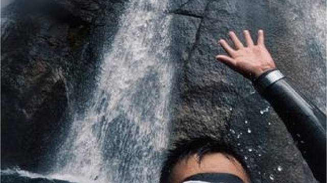 我是矛盾体 我自卑又自信 乐观又厌世
孤僻又聒噪 但我始终爱自己 爱着家人 爱着世界#自由潜水 #爱