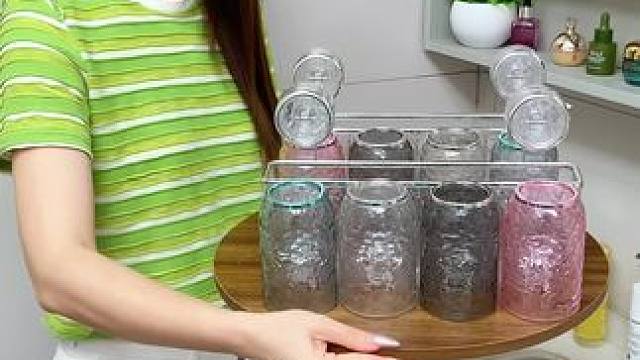 现在的牙刷架设计越来越人性化了 无需打孔就能牢牢固定，还带不同颜色牙刷牙膏、洗面奶、梳子都能放上面收