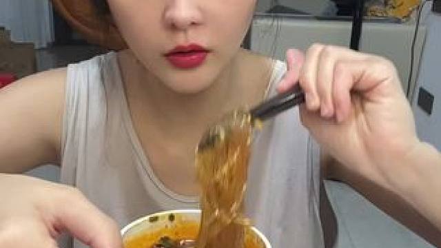 #好好吃饭好好生活 海底捞小杯面❤️4桶❤️#深夜放毒系列之让你饿的睡不着 #从来没吃过这么好吃的东