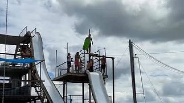 自由玩水，泰裤辣 #玩的就是心跳 #老外真会玩 #尖叫一声狂浪一夏 #极限运动 #跳水