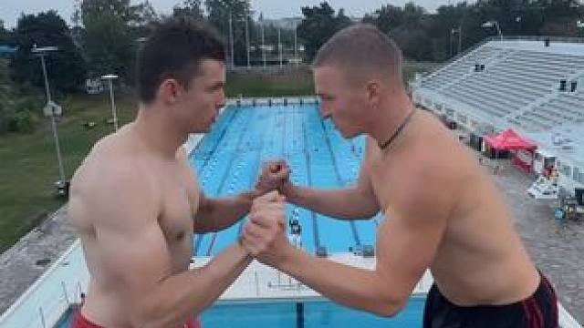 如果给你一百万敢不敢上去试试？#危险动作请勿模仿 #户外跳水#极限运动