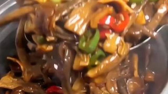 鹿茸菇口感真的很脆，随便加点肉炒出来，真的好香好下饭的~