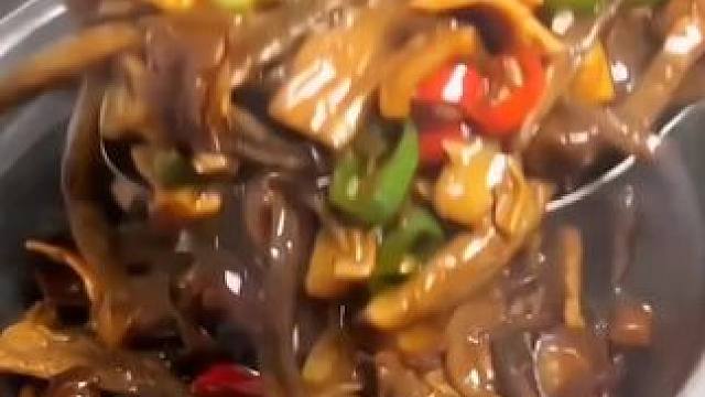 鹿茸菇口感真的很脆，随便加点肉炒出来，真的好香好下饭的~
