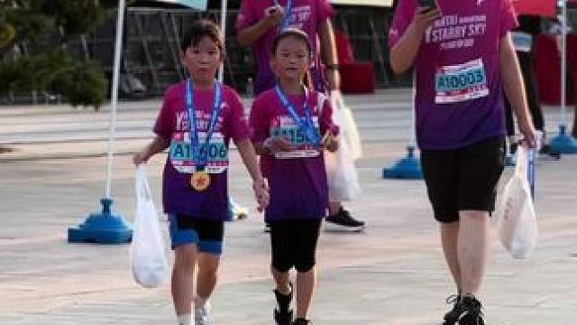 气势汹汹的完赛，气场拉满#小孩姐#学生点赞烟台星空马拉松赛道 #马拉松 #拉满赛场氛围感