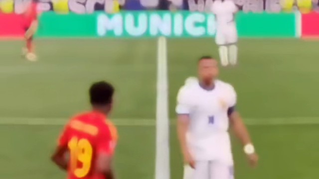 姆巴佩想到了6年前横空出世的自己吧