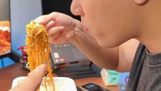 吃起来真的巨香的炒面王，香港人做面有一手的#宵夜 #零食 #拌面 