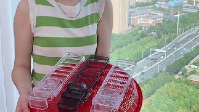 哪都能挂的 #旅行衣架  升级吸盘的了，现在不止哪都能挂还哪都能吸了，以后出差旅行就不怕衣服没地方晾