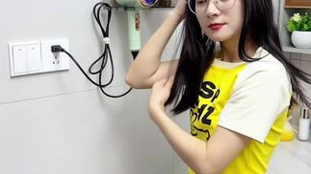 #免打孔    吸盘式吹风机置物架，很牢固，来回换位置也方便，关键还不挑吹风机，大小吹风机都可以放，