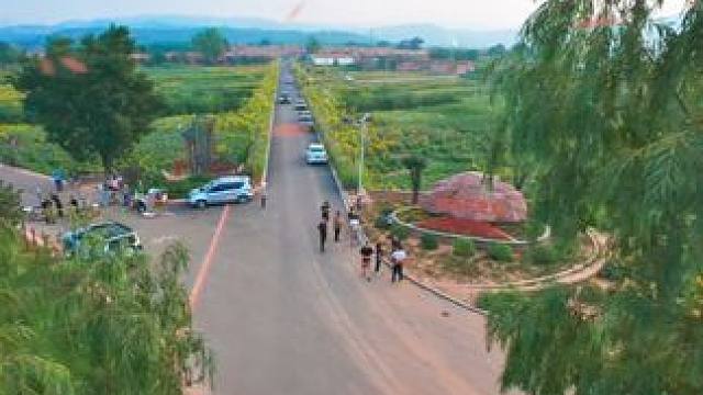 穿越昔阳郭庄水库营地 郭庄水库新近建设的露营地吸引了大批户外运动爱好者前去打卡，请跟随无人机的镜头穿
