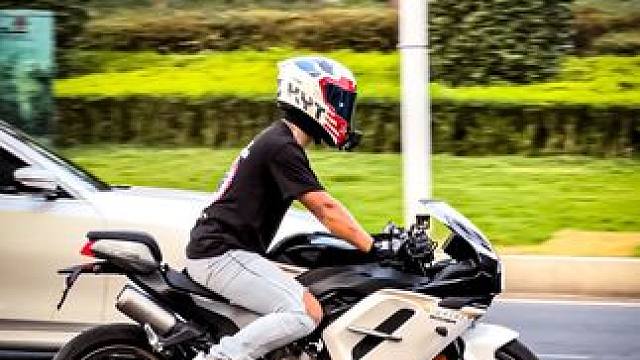 在重庆除了热 骑上摩托车那一刻还是很快乐的#机车 #摩托车 #女骑 #机车摄影#500SR