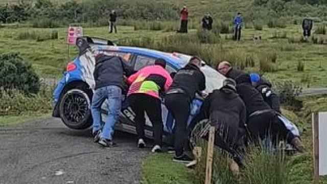 别光站着拍，该出手时就出手 