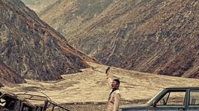 #电影浴火之路定档
、尚可编剧，肖央、赵丽颖领衔主演，刘烨特别主演的电影《浴火之路》官宣定档10月1