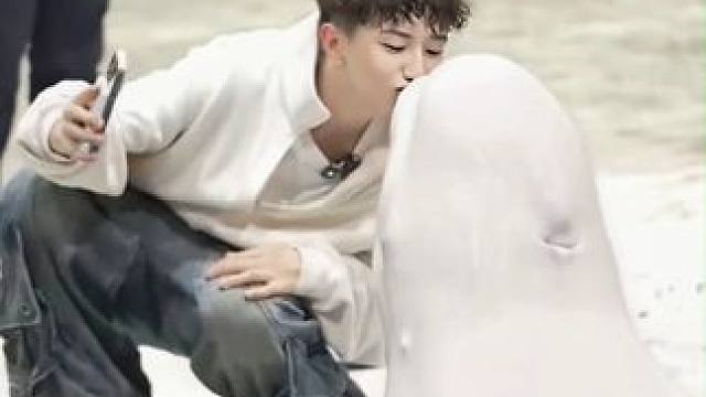 #王一珩 弟弟的kisskiss，亲到了亲到了，还亲了两次#kisskiss 我真惊了~哇~#蒋敦豪