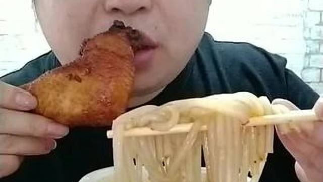 #吃货日常 吃了一个鸡翅包饭，一盒酸辣粉#这一碗好过瘾