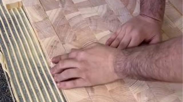 纯实心松木地板铺设，百年工程技术！ #纯手工制作 #施工工艺 #实木地板 #匠心制作 #木工diy