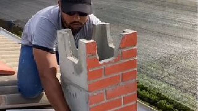 巴西工人是怎么解决屋顶边缘缝隙防水的？ #施工工艺 #屋顶防水补漏 #防水补漏 #防水以及修缮工程 