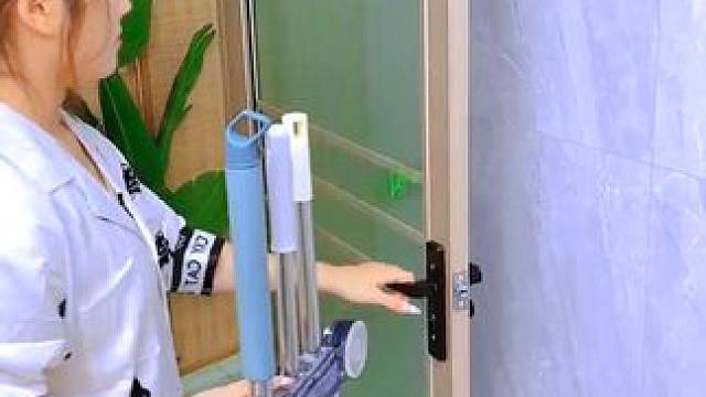 拖把夹也终于出吸盘款的了，再也不担心留胶或者损伤墙面了，吸在卫生间收纳清洁工具特别整齐美观拿取也方便