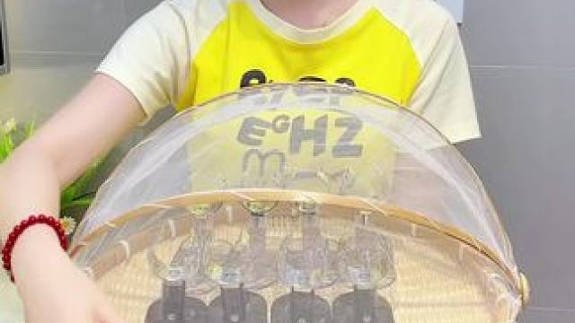 波纹吸盘吹风机支架 吹风机支架也出吸盘的了，可以左右旋转，吹风头发就不用手举着吹了，而且还可以随意都