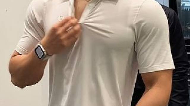 当店里来了位肌肉很大的客人，定制西装有多难！ #西装 #西装定制 #杭州西装定制 #杭州西装店 #亨