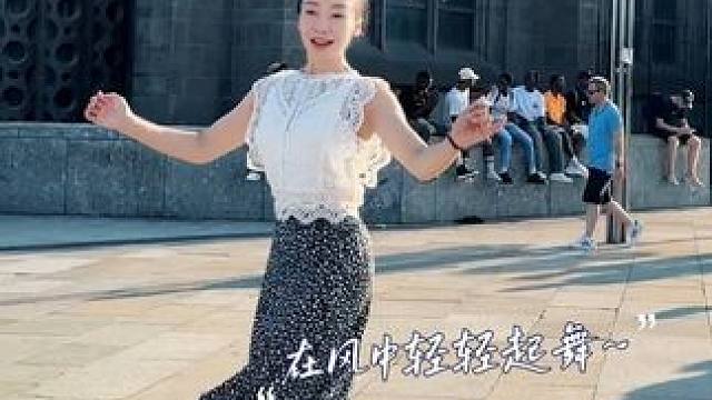 用“天鹅臂”跳一首莫扎特的小步舞曲～Menutto～ 这首歌零基础芭蕾动作，擦地、小蹲、小弹腿，以及