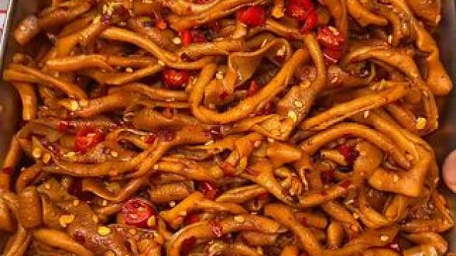 一口下去QQ弹弹的很有嚼劲，卤的特别入味，是真的好吃#无辣不欢 #妈呀太香了 #好吃到停不下来