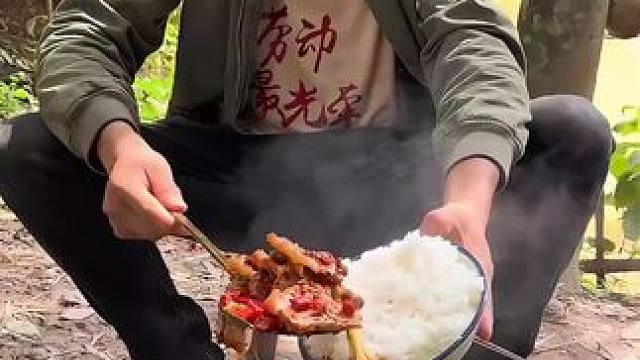 #我的乡村生活 #农村美食 #记录农村真实生活 水煮五花肉切薄片炒菜花太美味了