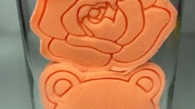 外国小姐姐沉浸式玩太空沙