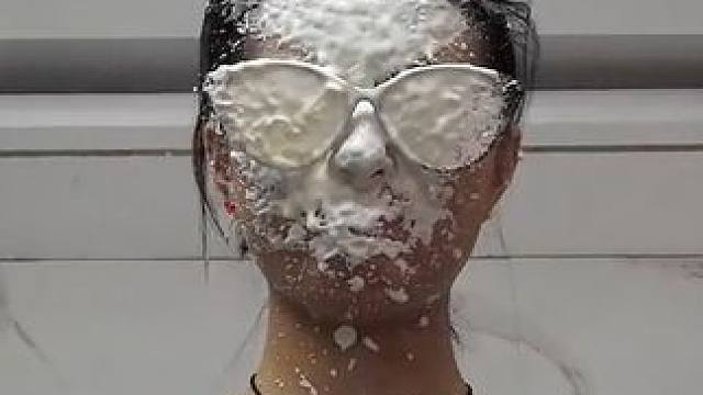 俄罗斯轮盘赌 赌命的#日常vlog #看完不笑算我输 #万万想不到 #迷惑行为大赏