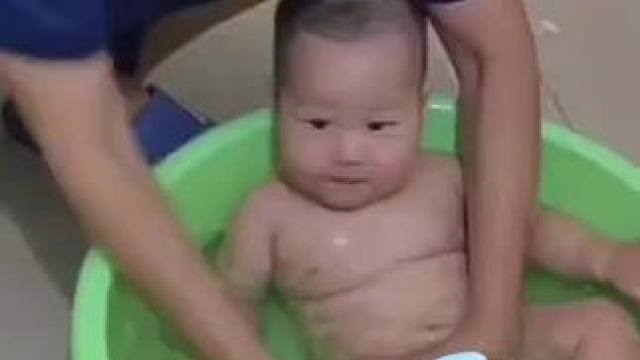 #爱洗澡的小宝宝 #萌娃洗澡 #记录你的点点滴滴 #小婴儿的日常