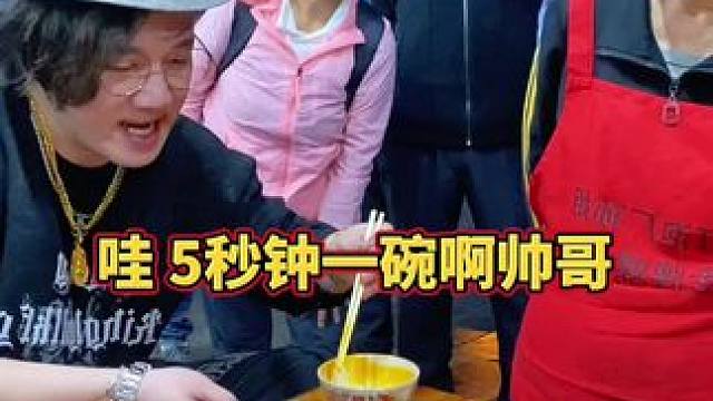 八戒5秒一碗，阿姨直接血亏5000块！ #螺蛳粉