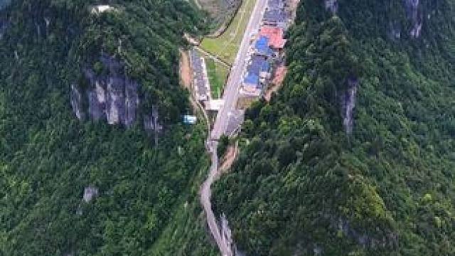 这是大自然与人类智慧的融合，形似航母，真是一出令人惊叹的奇景#旅行推荐官 #带你看风景 #大山深处自