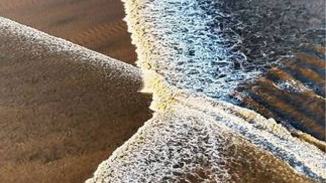 难得一见的双向交叉潮，双向奔赴，相拥、交融、迭起柔和之美#海宁观潮 #交叉潮 #钱塘江大潮 #8KR