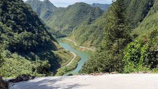 塘房胡家山到木黑宋家麻糖路段终于打成水泥路了，只是还那么陡，没有护栏跑起还是怕#随拍 #手机摄影 #